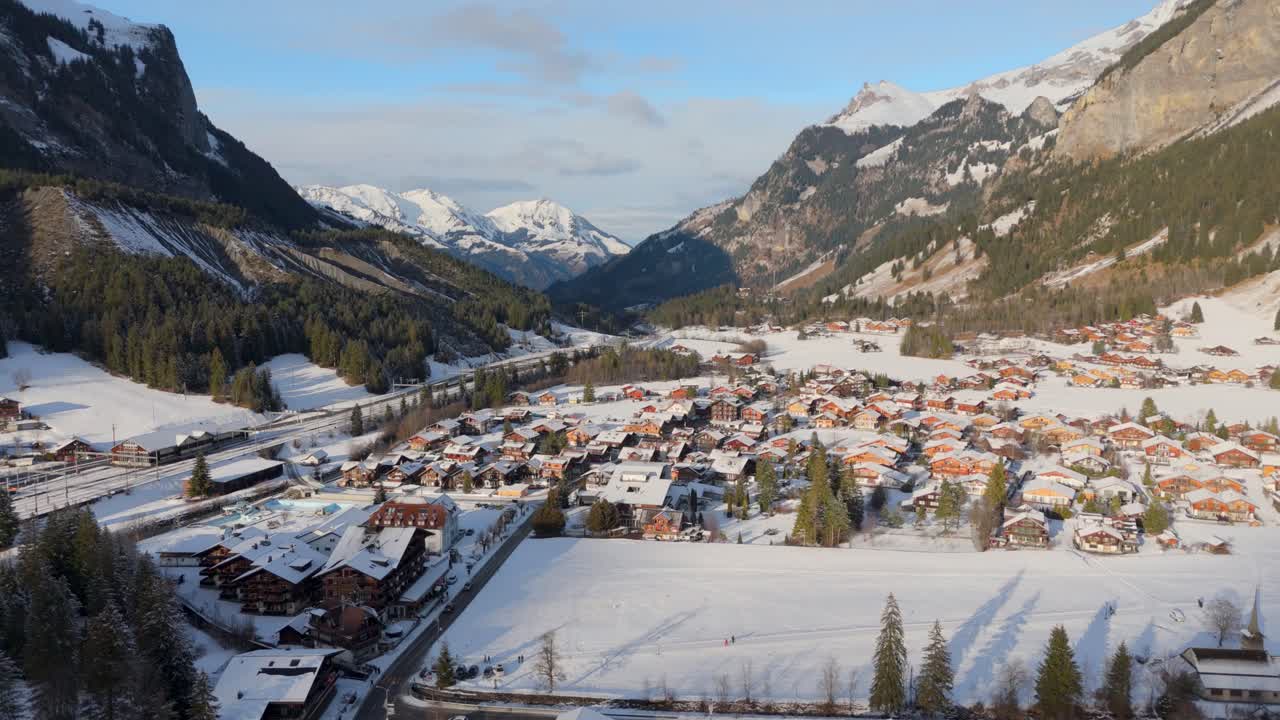 pintoresca ciudad en el nevado valle de la montaña iluminado por el sol en los alpes suizos