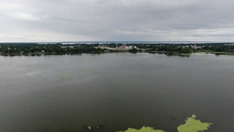 tiro aéreo de establecimiento sobre el lago winnebago volando hacia neenah, wisconsin