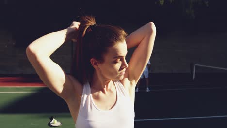 mujer y hombre jugando al tenis en un día soleado