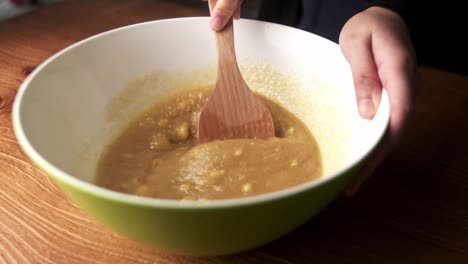 primer plano de cámara lenta de mezclar masa de galletas en un tazón en casa