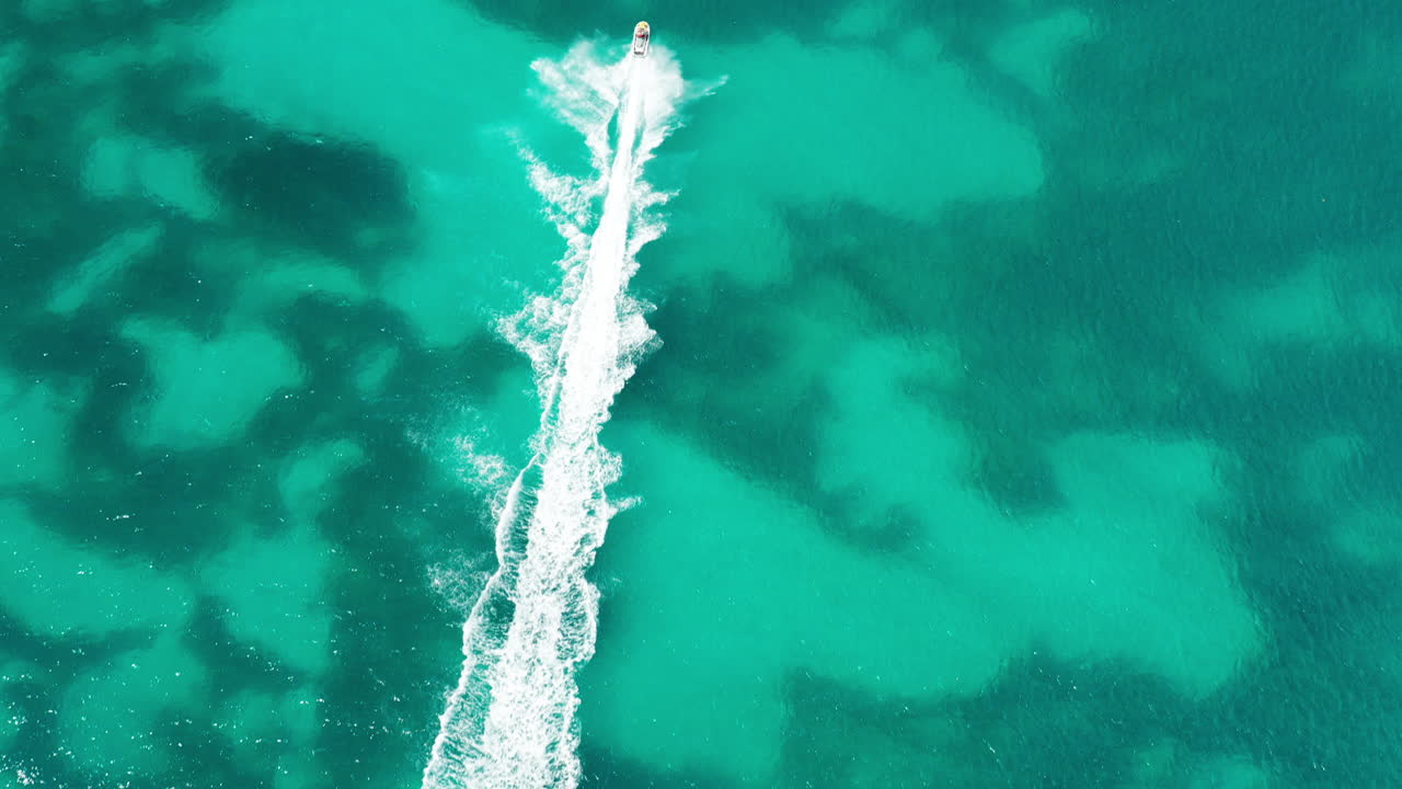 안티구아에서 경주하는 모터보트의 드론 영상