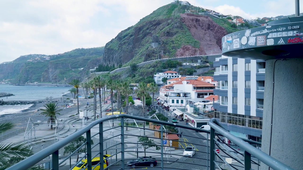 Vista Panorâmica de Cidade Costeira e Praia na Madeira