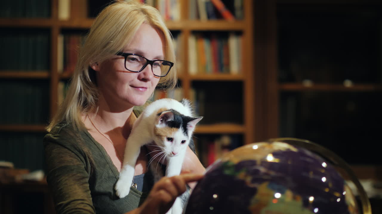 여자는 도서관에서 아름다운 지구본을 본다