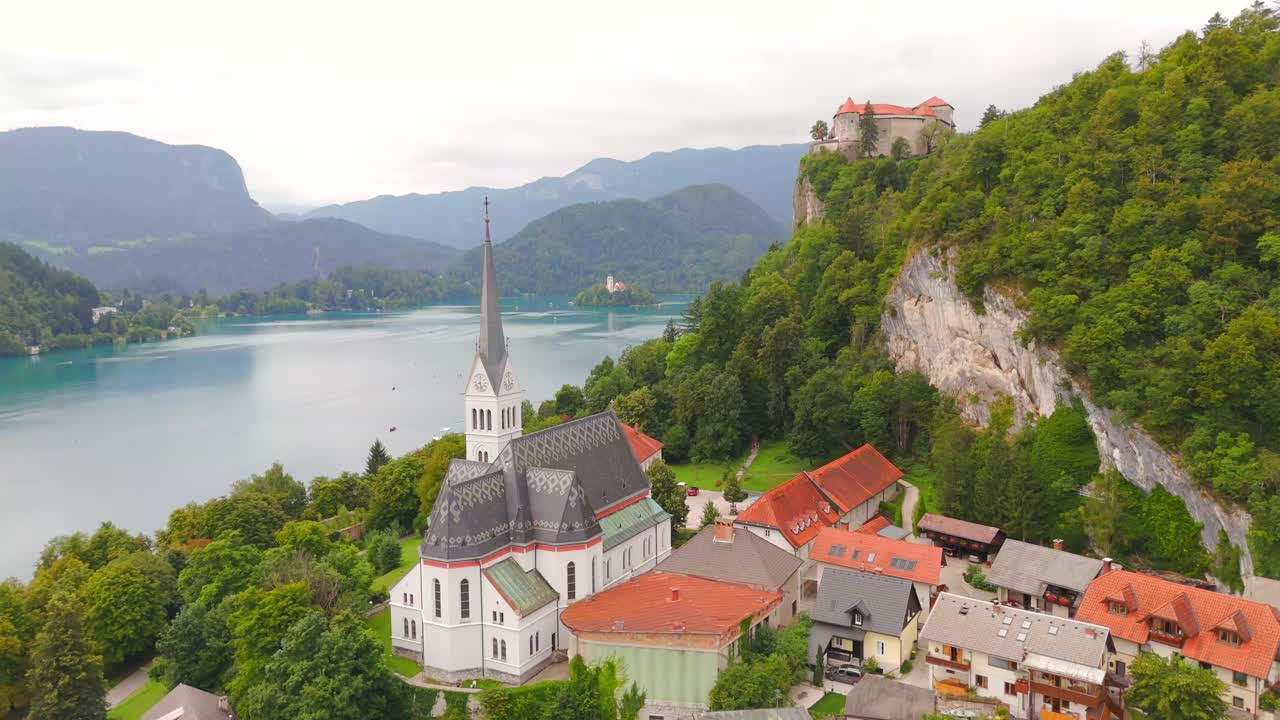 Splendide riprese con drone del Lago di Bled, Slovenia, che mostrano l'iconica isola, il castello e i paesaggi lussureggianti. Vivi viste aeree mozzafiato del lago cristallino e delle montagne circostanti.