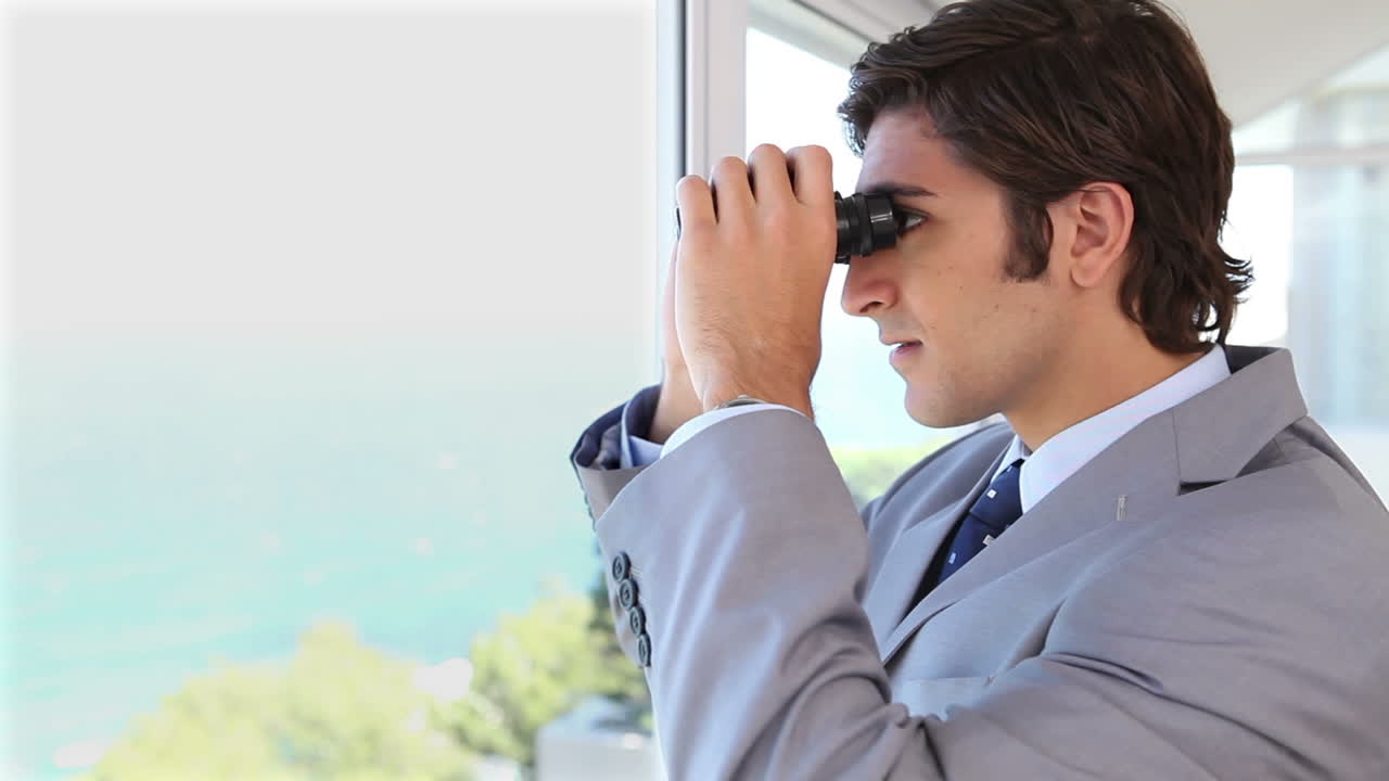 쌍안경을 통해 보는 남자