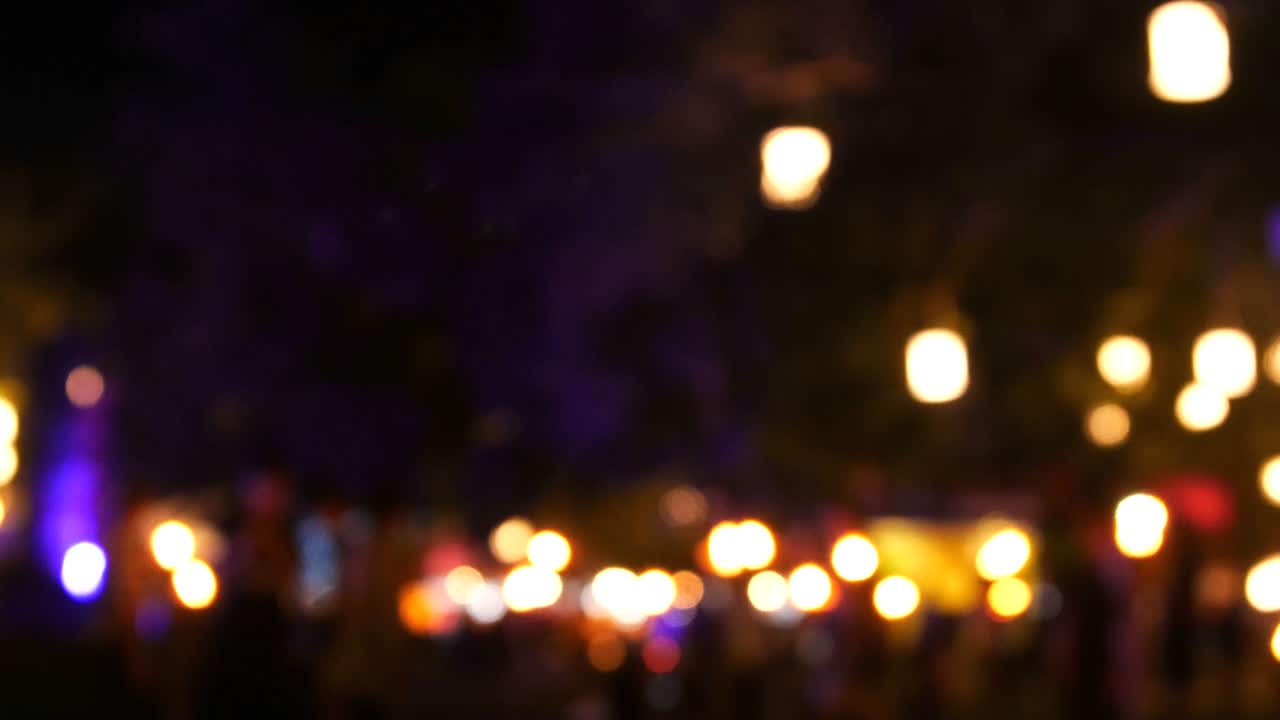 lámpara de aceite luces coloridas círculos bokeh en la oscuridad