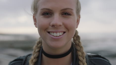 close-up-porträt einer schönen blonden frau mit geflochtenen haaren, die fröhlich lächelt und in die kamera schaut