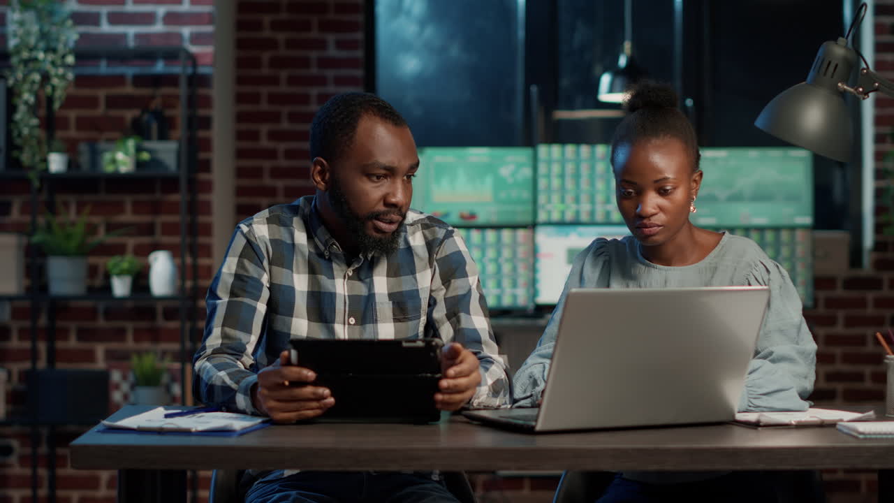 Man and woman brainstorming financial ideas to plan forex sales growth