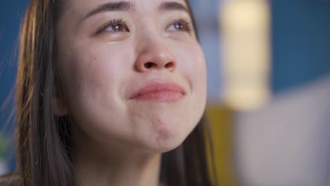 Infeliz-Joven-Asiática-Llorando.