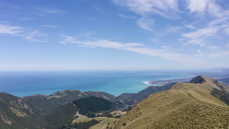 Antena-Que-Fluye-A-Través-De-Las-Colinas-Y-Montañas-De-Nueva-Zelanda-Con-Vistas-A-Las-Impresionantes-Playas-De-Kiakoura