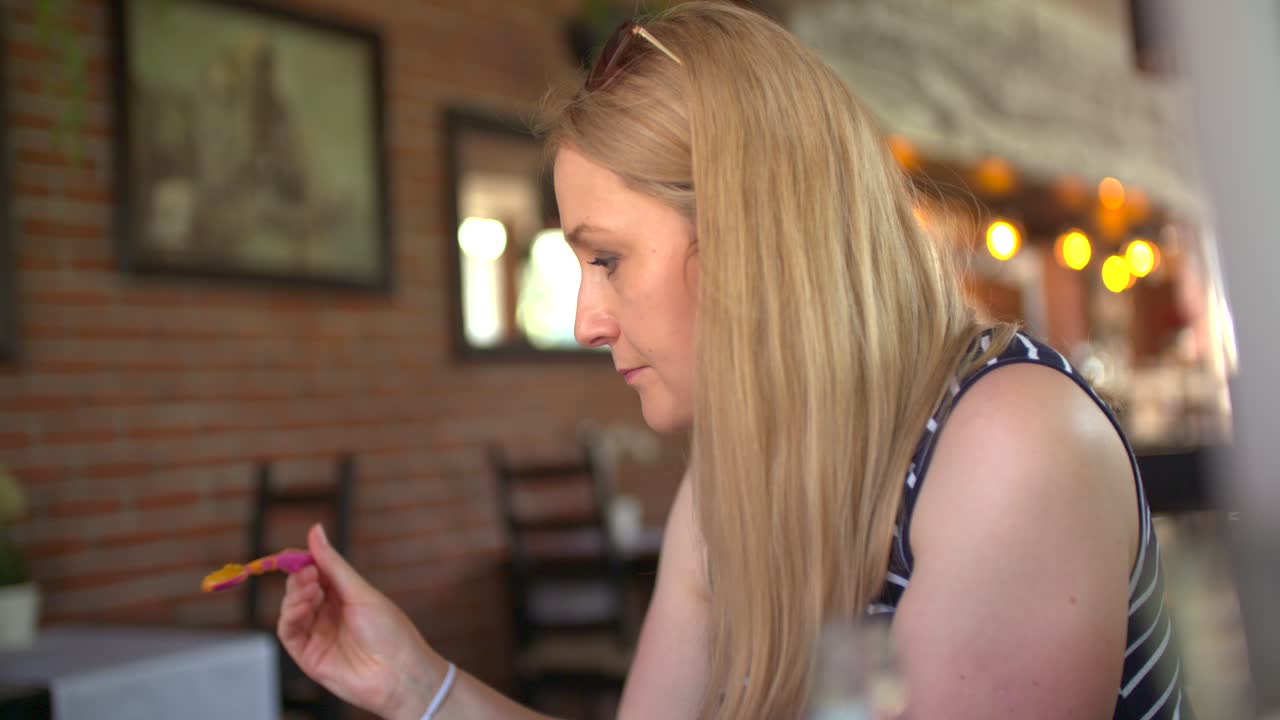 madre sabor niño comida cámara lenta