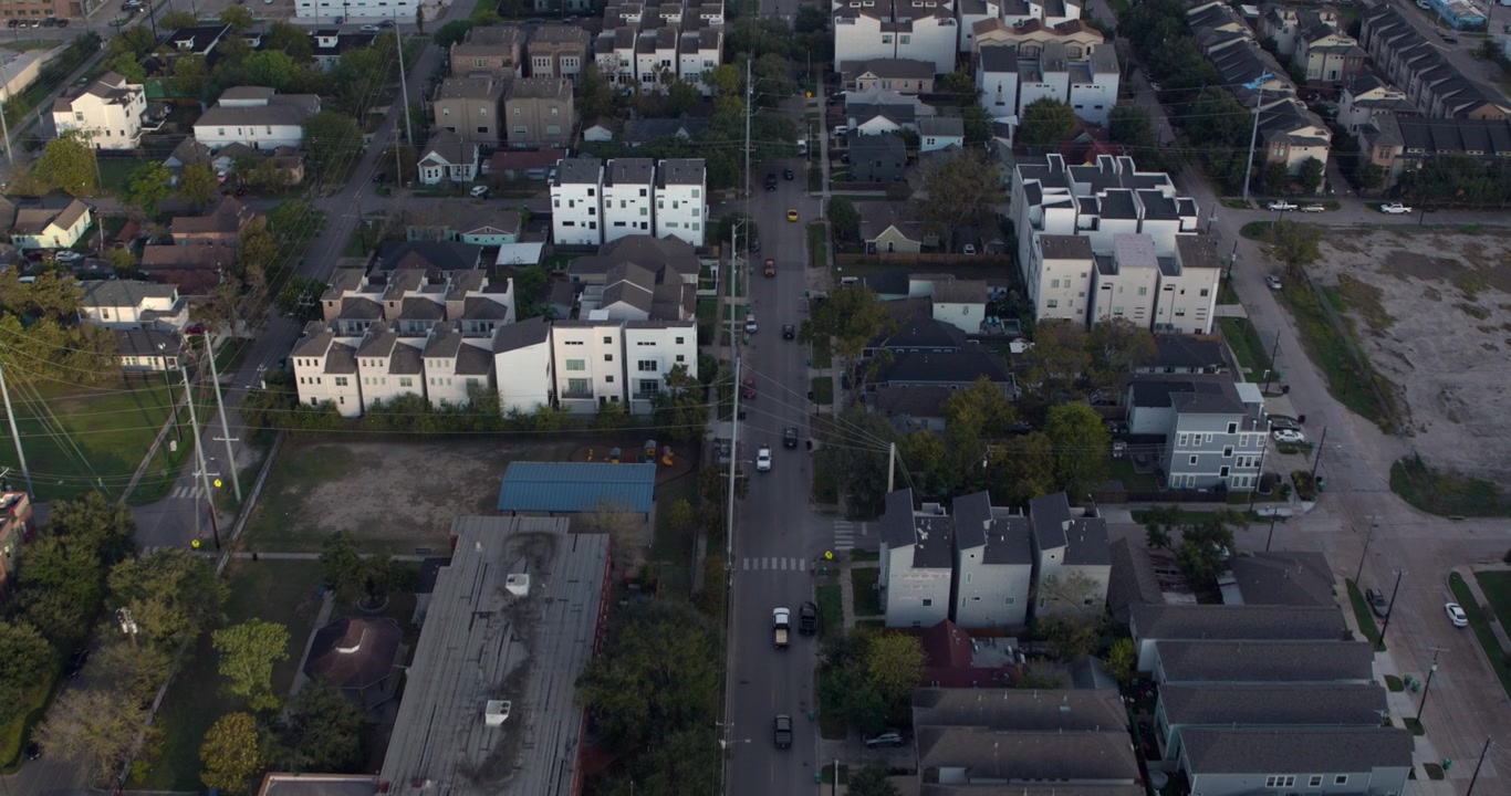 Vista a volo d'uccello di case e quartiere vicino al centro di Houston.