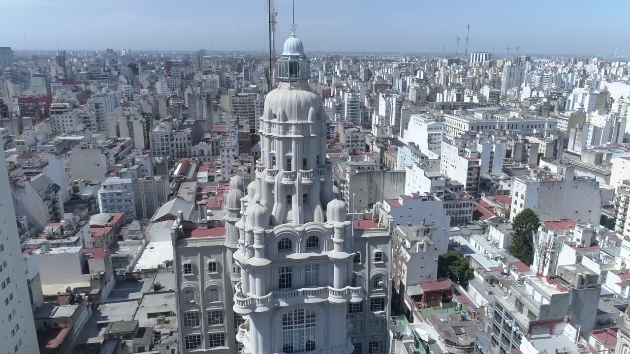 샤프트 돔이 있는 궁전 주변의 수평 궤도 드론이 있는 공중 장면