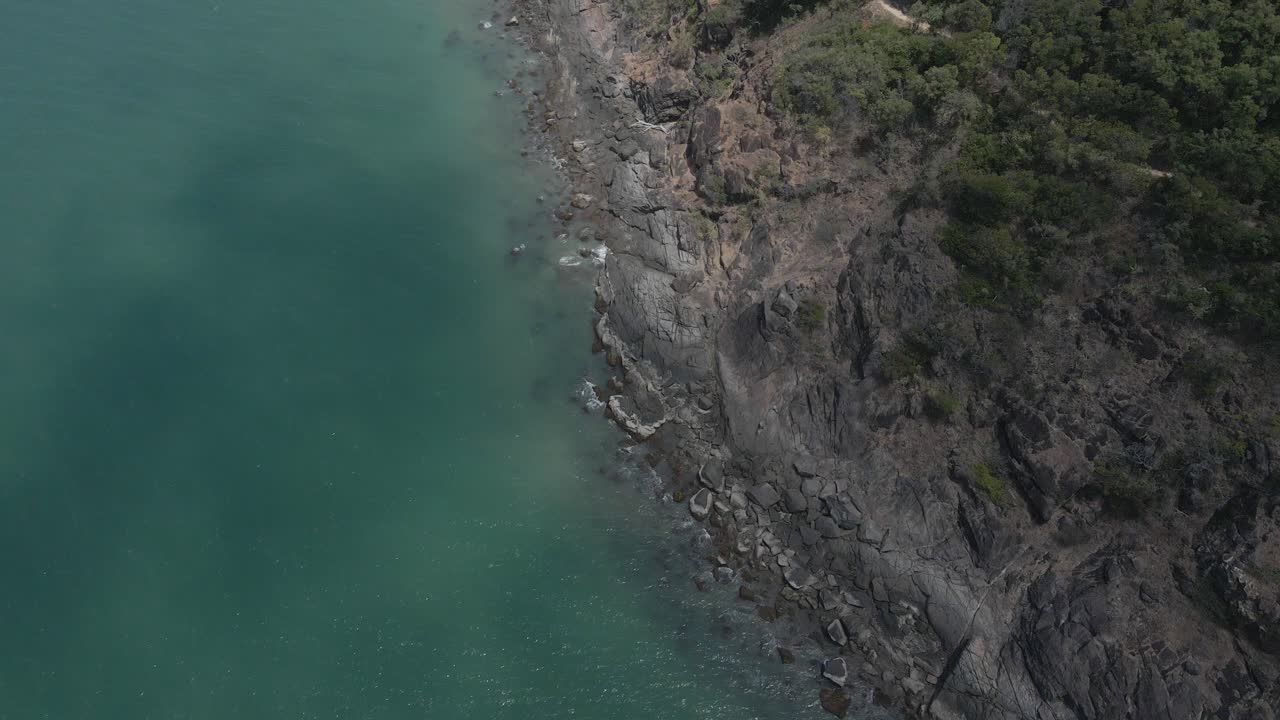 acantilado rocoso y océano azul claro en port douglas en el extremo norte de queensland, australia