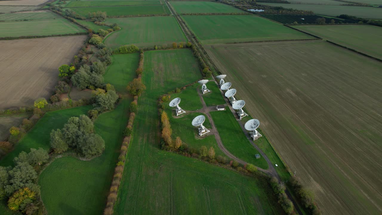 conjunto de telescopios del observatorio de radio mullard mrao en cambridge vista orbital aérea de tierras de cultivo