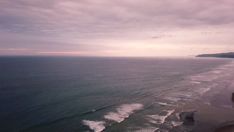 Hermosos-Colores-Violetas-Sobre-La-Playa-De-Olón-En-Ecuador--antena