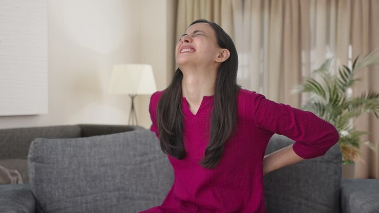 mujer india enferma que sufre de dolor de espalda