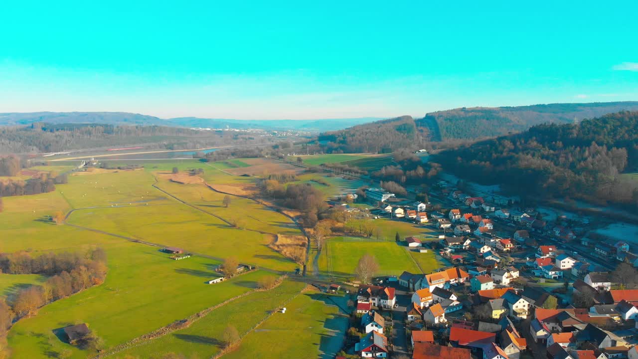 화창한 날 배경에 호수가 있는 작은 마을 위로 드론 비행