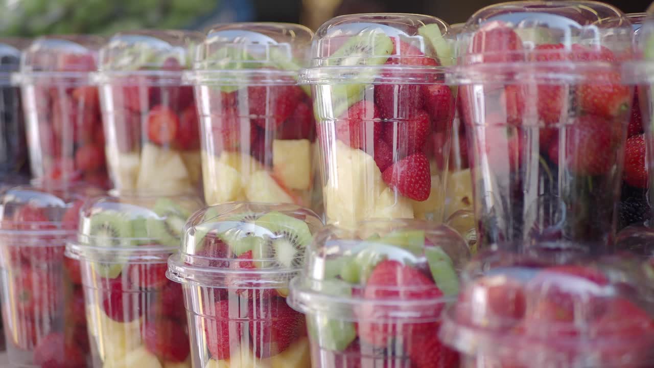 ensalada de frutas frescas en vasos de plástico