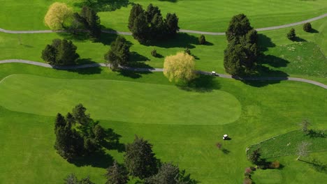 Schwenk-Luftaufnahme-Eines-Gut-Gepflegten-Golfplatzes