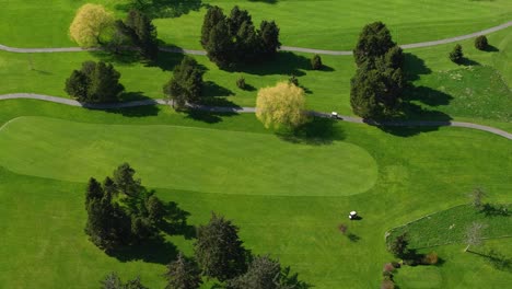 Toma-Aérea-Panorámica-De-Un-Campo-De-Golf-Bien-Mantenido