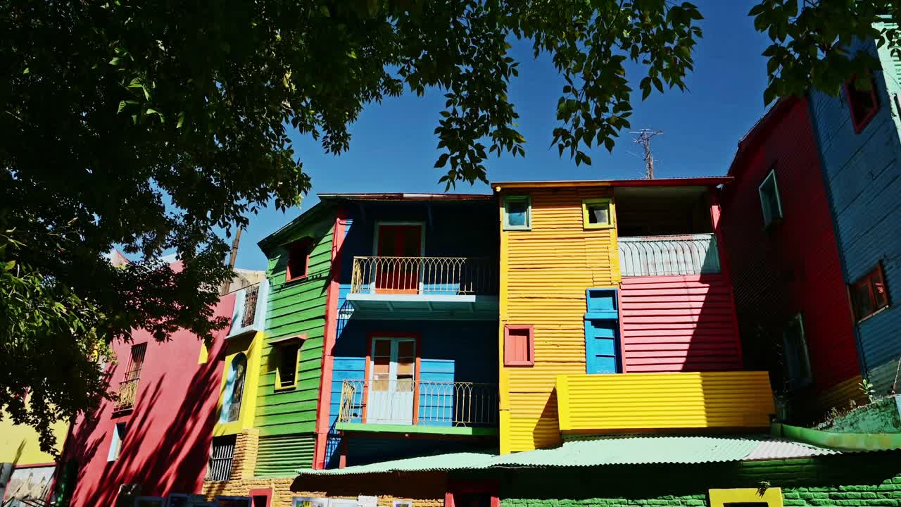 아르헨티나 부에노스아이레스 (buenos aires) 에 있는 라보카 (la boca) 는 화려한 벽이 있는 화려한 집과 건물, 유명한 관광 명소이자 관광 명소인 램프와 집이다.