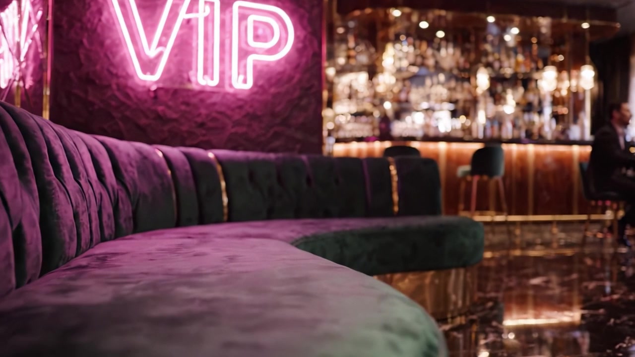Et glimt af luksuriøs lounge-livsstil: Det elegante VIP-område udstråler sofistikation med bløde siddepladser og en stilfuld barbaggrund, perfekt til eksklusive sammenkomster og fester