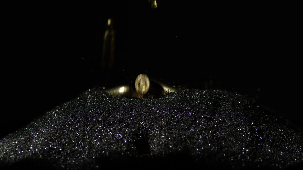 총기 탄약은 연기가 없는 가루 위에 쌓여 있습니다.