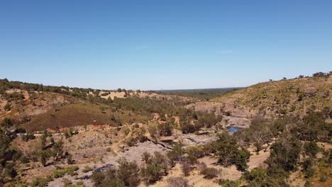 Vista-Aérea-De-Los-Rápidos-De-Bells-Con-Lecho-De-Río-Seco,-Toma-De-órbita-Amplia---Perth,-Australia