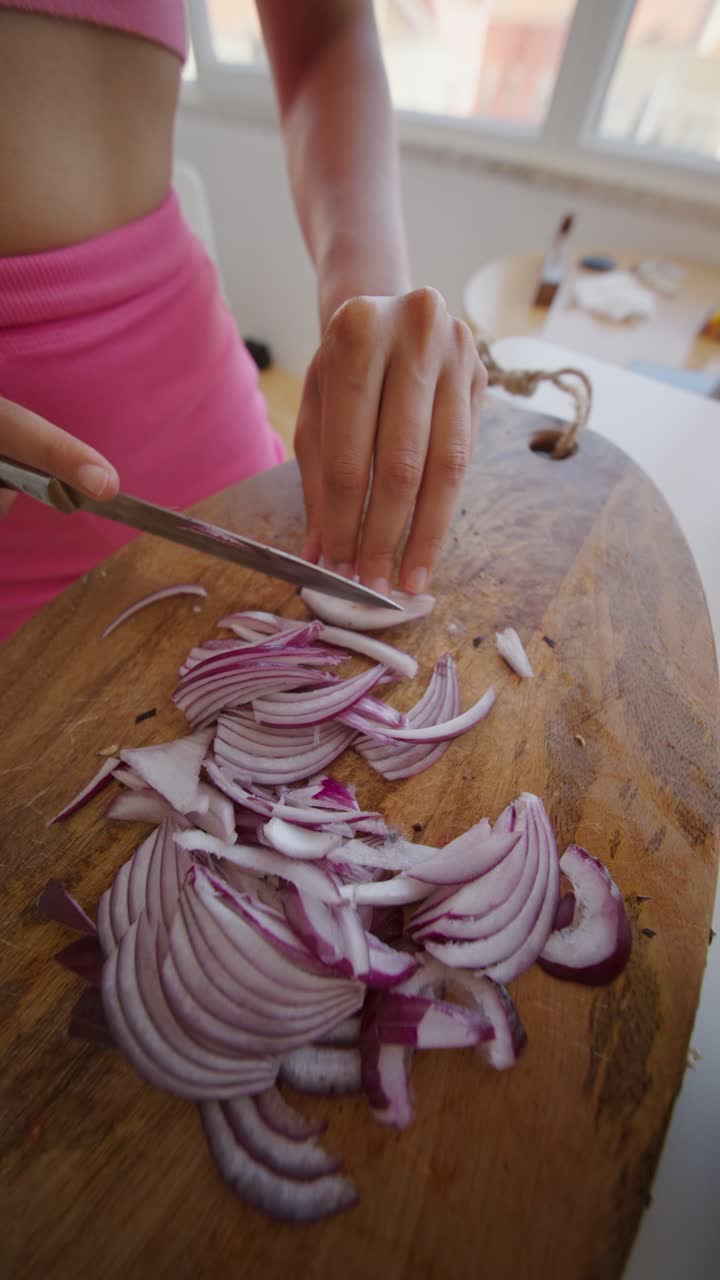 Preparing red onions