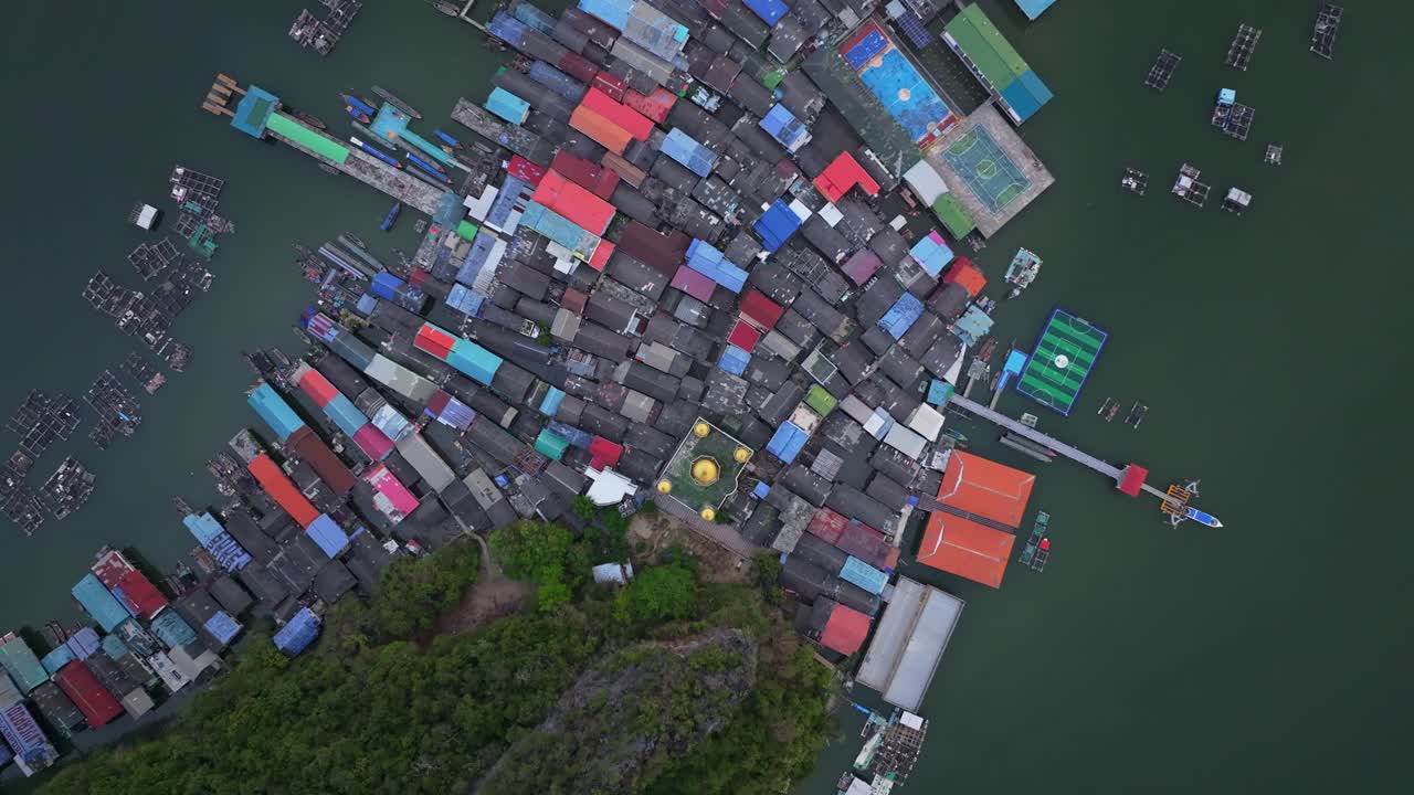 Làng chài nổi Koh Panyi ở Vịnh Phang Nga được chụp từ trên cao, Thái Lan