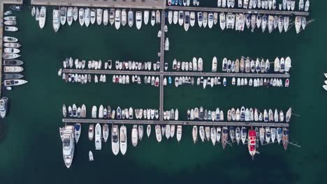 Blick-Aus-Der-Vogelperspektive-Auf-Einen-Hafen-Mit-Weißen-Booten