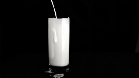 Milch-Läuft-In-Superzeitlupe-über