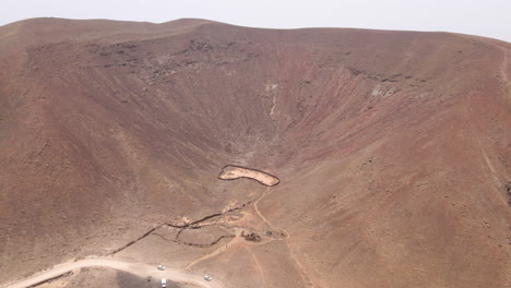 Luftaufnahme-Von-Touristen,-Die-Calderon-Hondo,-Vulkanische-Caldera-Auf-Der-Insel-Fuerteventura-In-Spanien-Besuchen