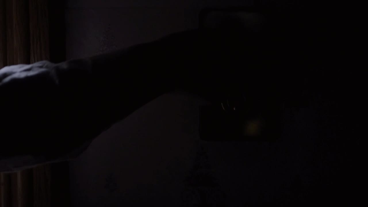 ручное выключение старых старинных светильников из латуни