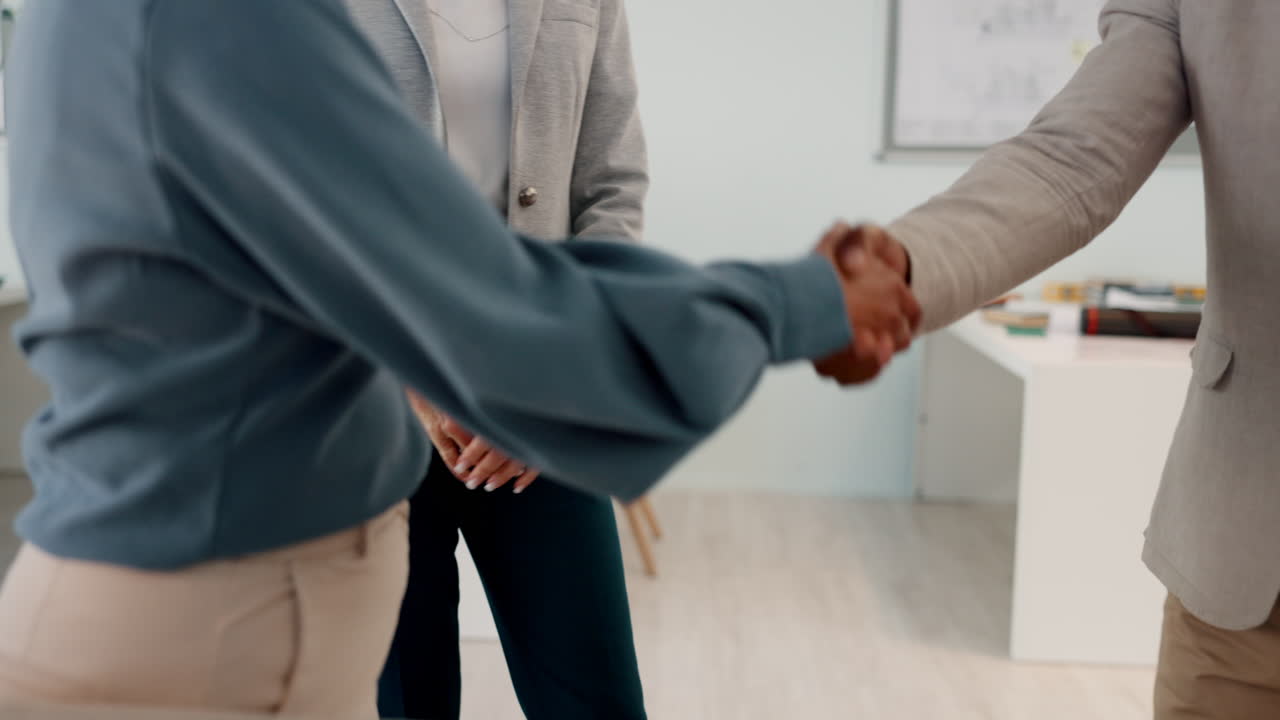 arquitectura, apretón de manos y reunión de planificación del equipo