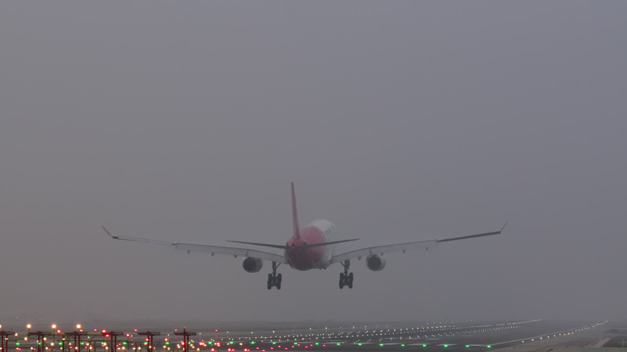 aterrizaje del avión en condiciones de niebla