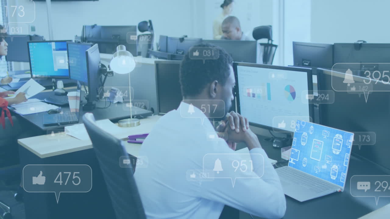 animación de múltiples barras de notificación, hombre afroamericano mirando la presentación en la computadora portátil