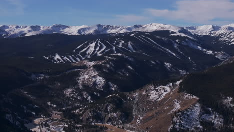 Eldora-Montaña-Pista-De-Esquí-Carreras-Picos-Indios-Woodward-Ikon-Pass-Colorado-Cinematográfico-Aéreo-Zumbido-Roca-Planchas-Nederland-Frente-Rango-Invierno-Cielo-Azul-Ciudad-Central-Halcón-Negro-Círculo-Movimiento-A-La-Derecha