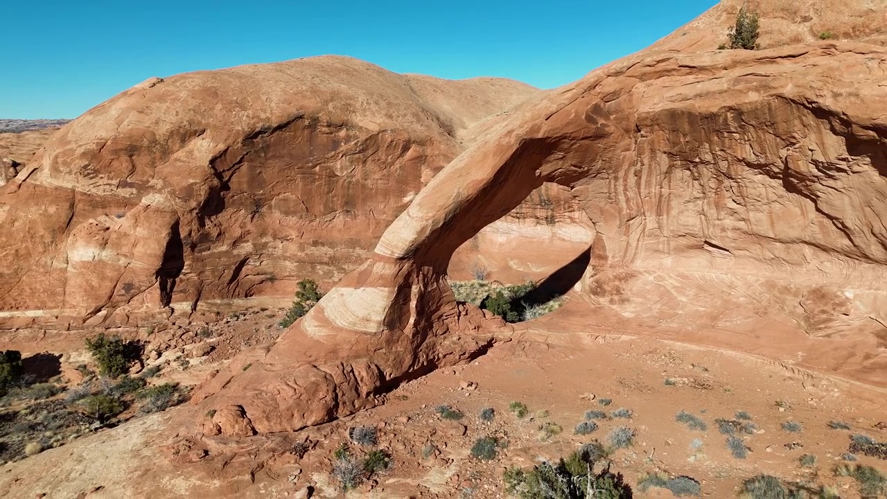 Vista da drone del Funnel Arch, noto anche come Cable Arch, monumento naturale e formazione rocciosa vicino a Moab, Utah, USA