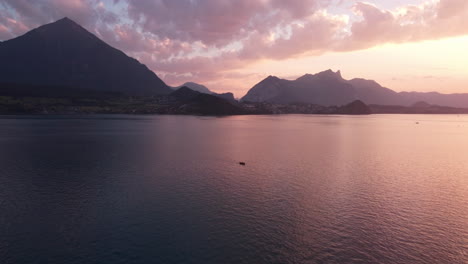 Circling-aerial-shot-of-the-lake-Thun,-in-Switzerland