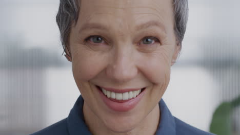 Portrait-of-mature-business-woman-smiling-in-office