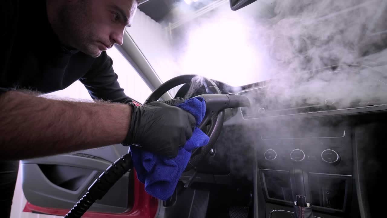 전문적인 자동차 청소. 샤워. 인테리어 세부 사항. 자동차 인테리어를 건조 청소 및 세부 사항; 깊은 좌석 청소; 자동차 세탁에서 거품을 는; 먼지에서 자동차 패널을 청소하는; 진공청소기