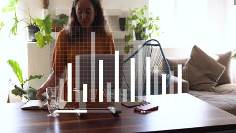 animación del procesamiento de datos financieros sobre una mujer caucásica usando una computadora portátil