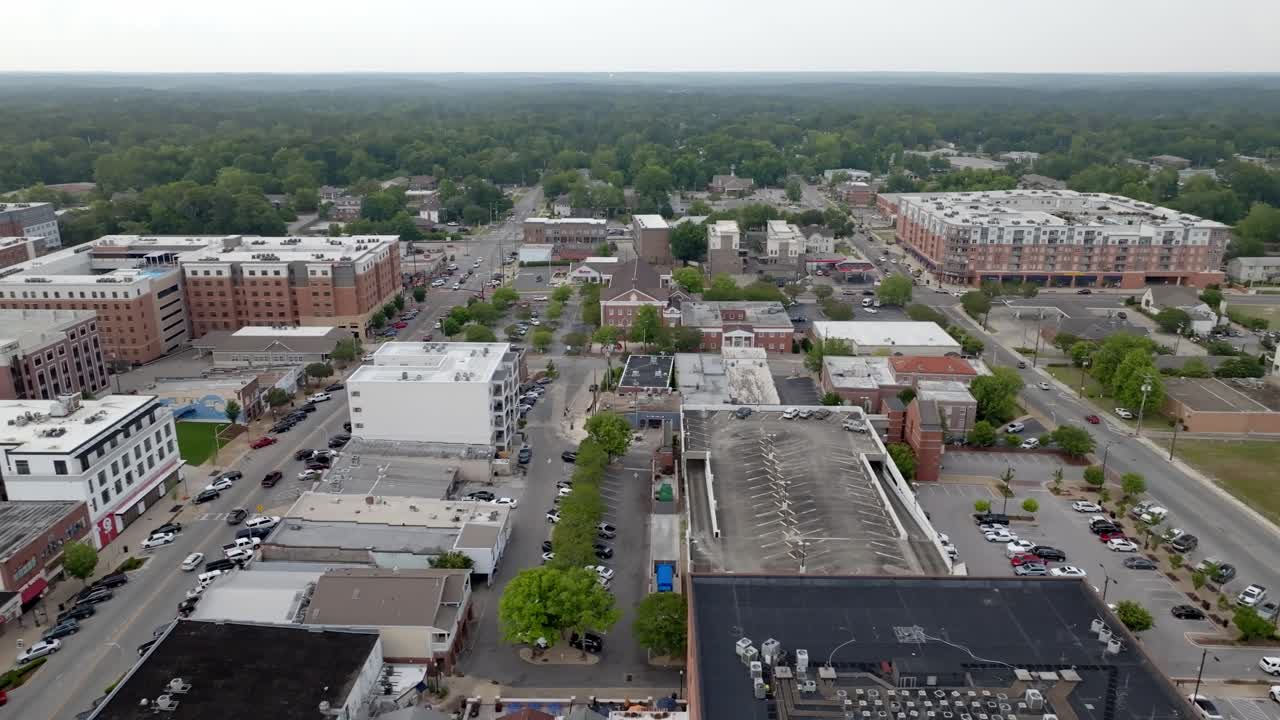 Skyline del centro di Auburn, Alabama con video drone che si sposta da destra a sinistra