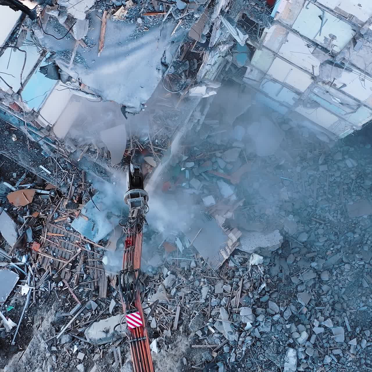 Edificio pericolante distrutto dopo il terremoto. Catastrofe di una casa distrutta e pericolante