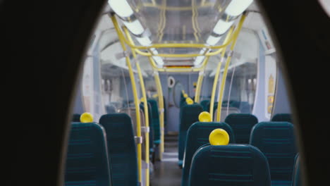 asientos vacíos en el tren en el bloqueo de coronavirus