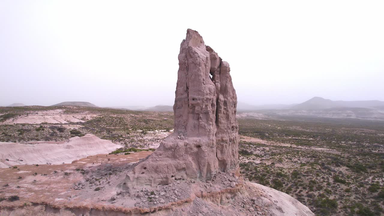 vista de un pico erosionado por el tiempo entre el bosque petrificado en bahía bustamante, argentina patagonia