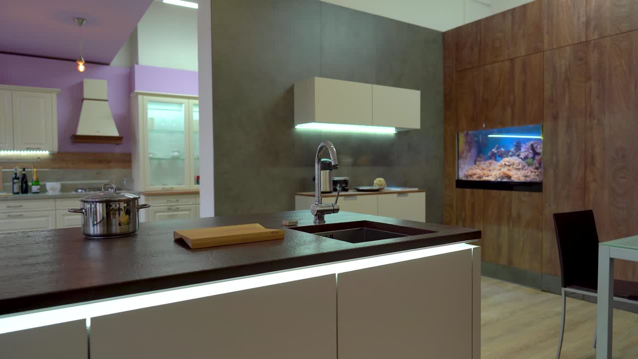 interior da cozinha moderna com um tanque de peixes, caminhão certo