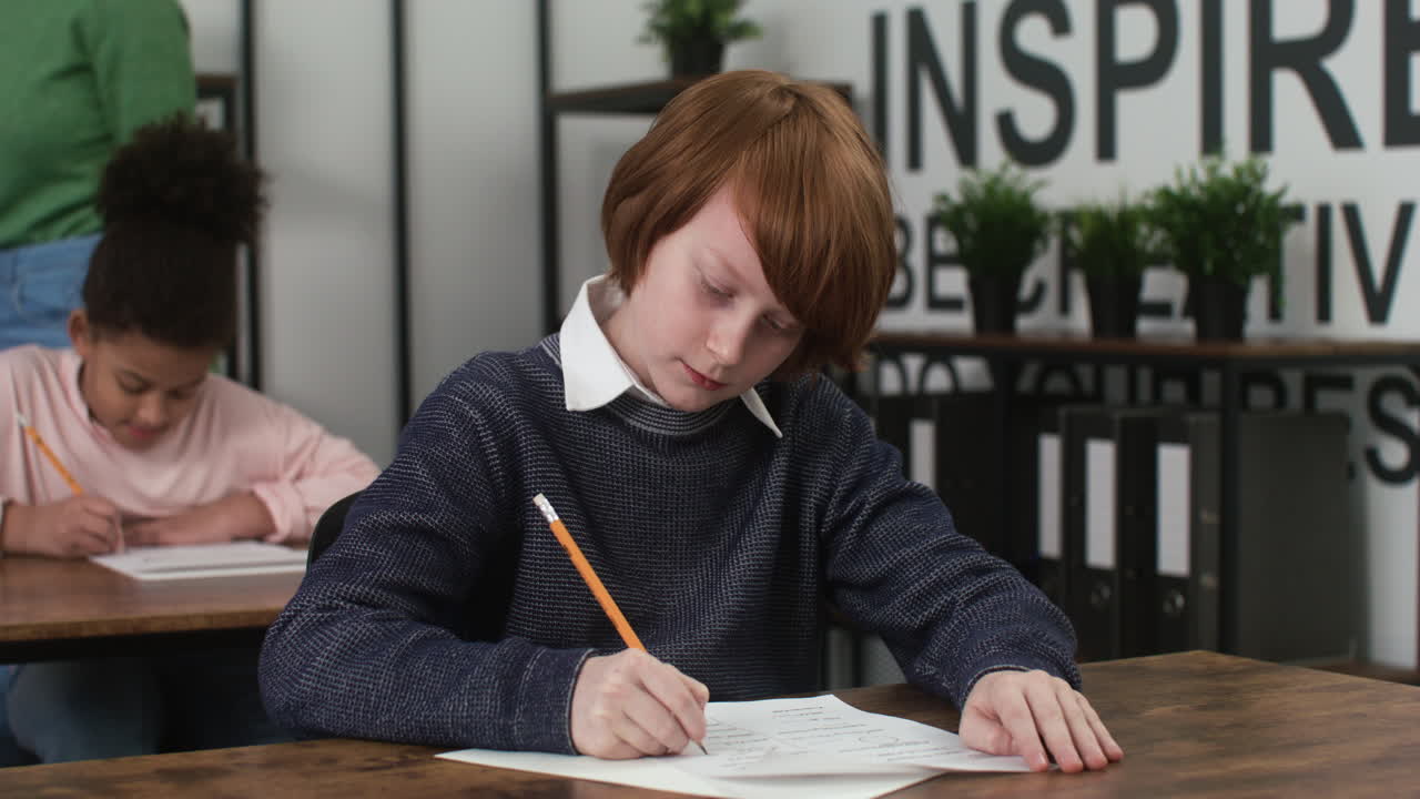 рыжеволосый ребенок в школе